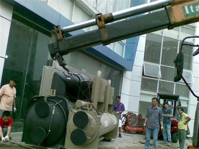 滨海县随车吊和汽车吊的核心区别是什么？哪种更省钱？